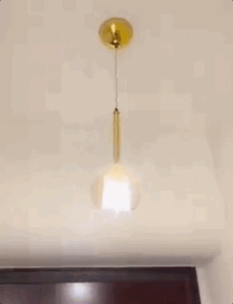 △地震发生时，一台湾网友家中的电灯摇晃