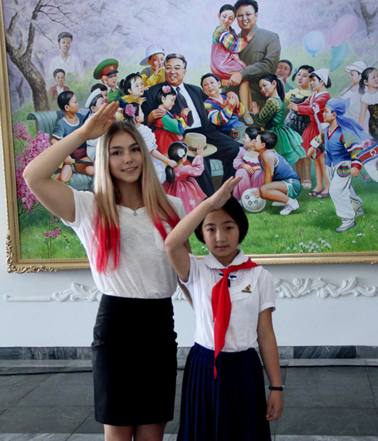 玛丽安娜和朝鲜小朋友合影 图自新华网