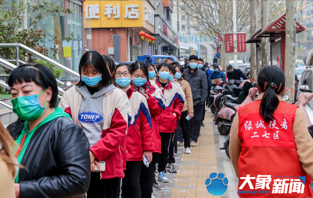 图/二七区的重点人群排队做核酸检测