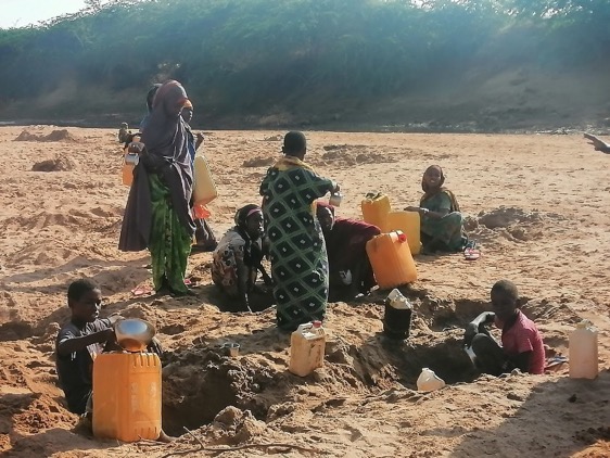 朱巴河沿岸居民挖土取水