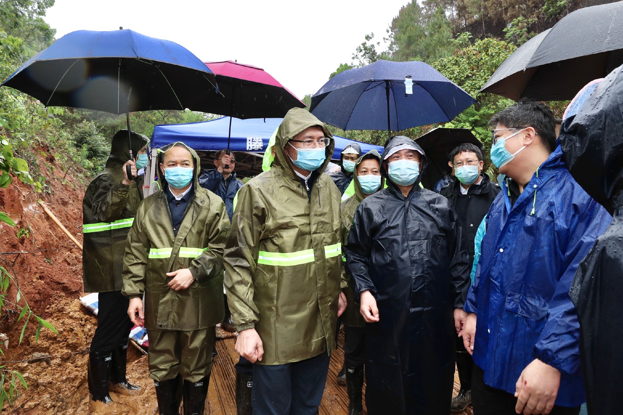 蓝天立赴 3 21 东航mu5735航空器飞行事故现场查看救援工作进展 手机新浪网