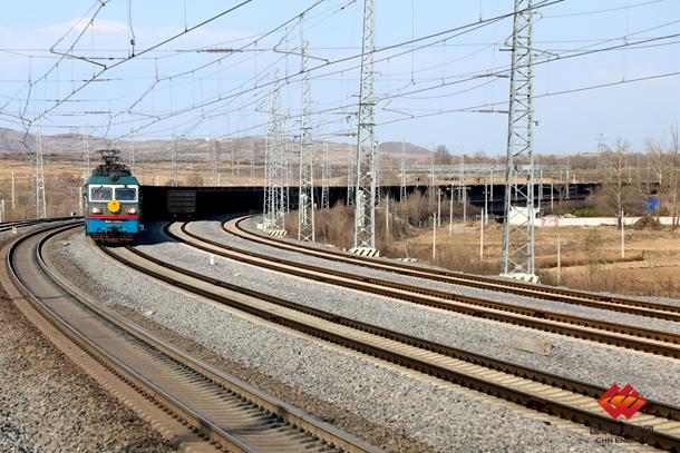 图为列车驶过大准线外西沟站3月以来,新朔铁路抢抓有利时机,及时调整