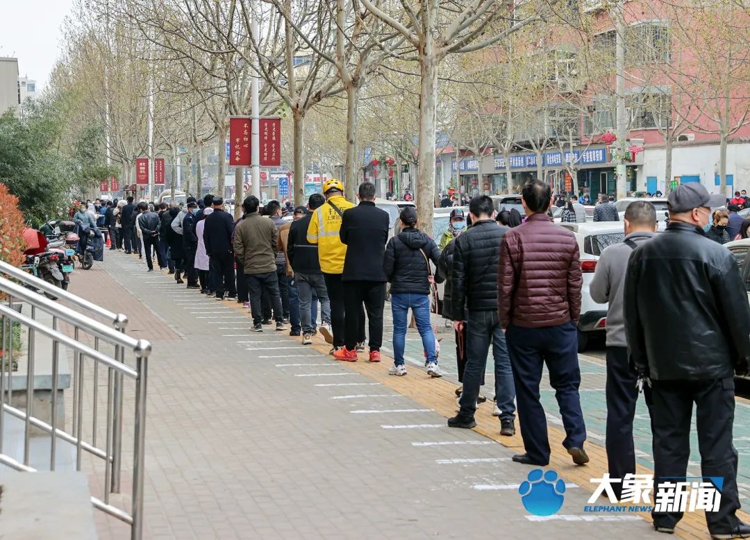 图/郑州市保全街,重点人群排队核酸检测