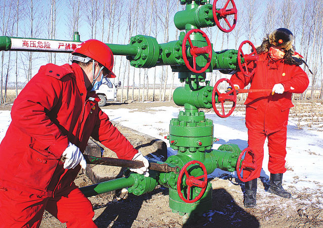 紧固注水井法兰螺丝.通讯员 廉建勋 摄