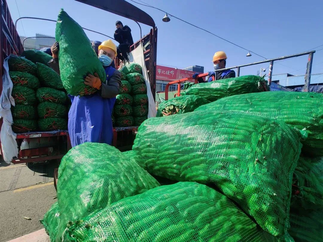 战"疫"中的城市保供"接力赛":走近蔬菜批发,商超,物流一线职工|上海市