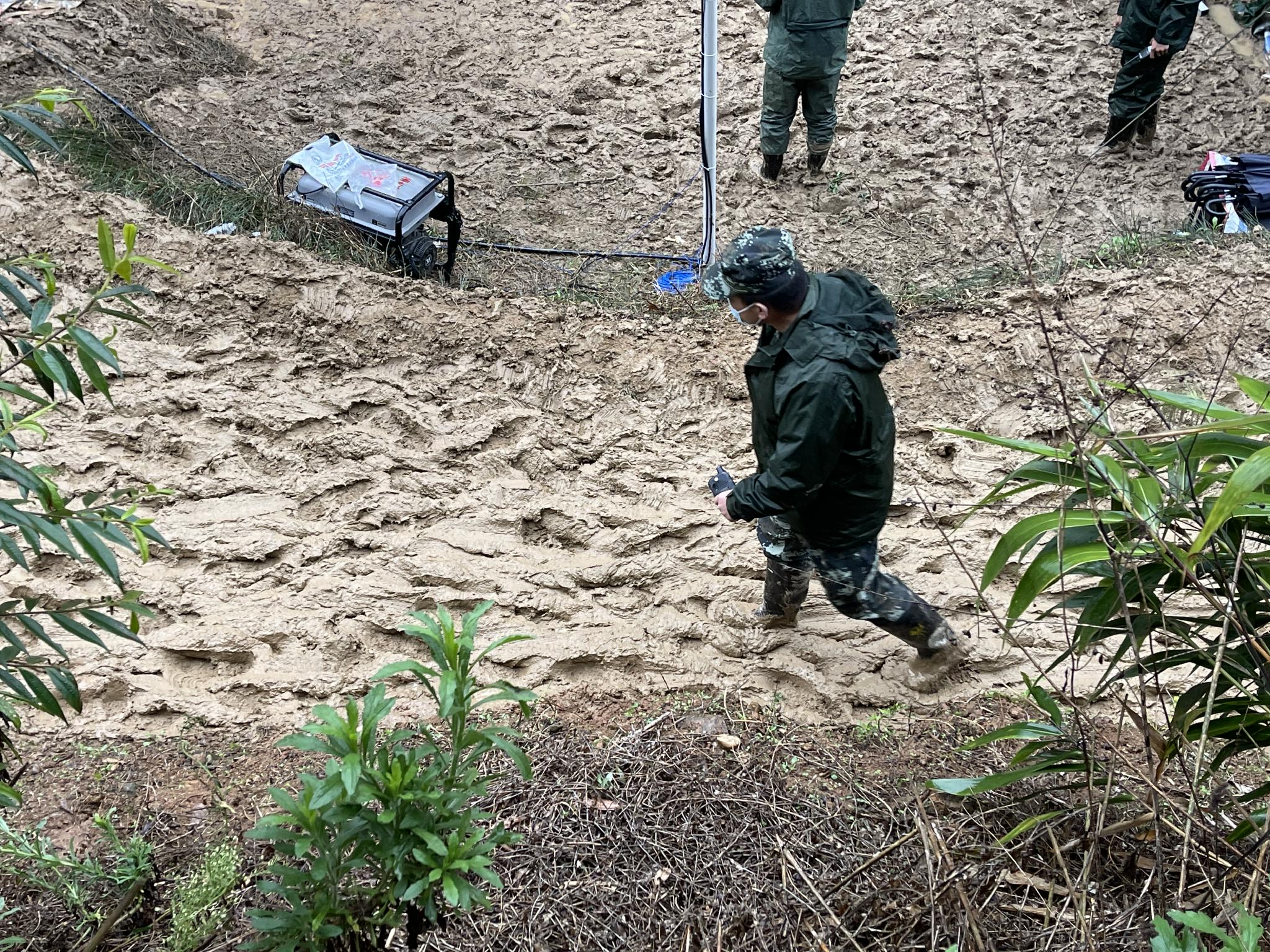 3月23日，工作人员在坠机事故现场周边搜寻。（董天健 摄）