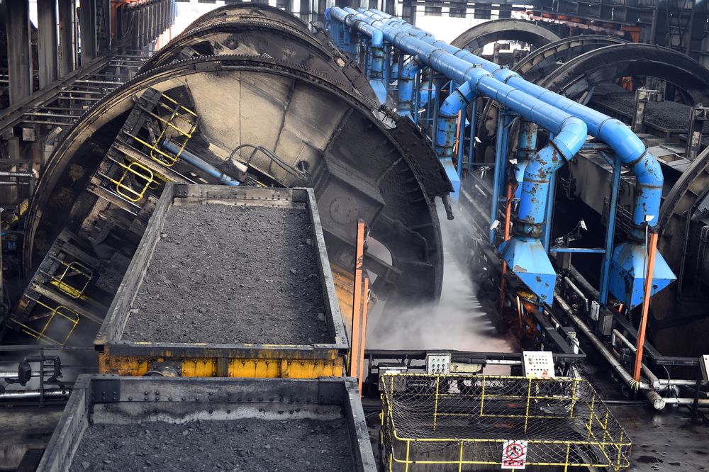 黄骅港煤炭港区翻车机房的设备正在运行(2月24日摄).