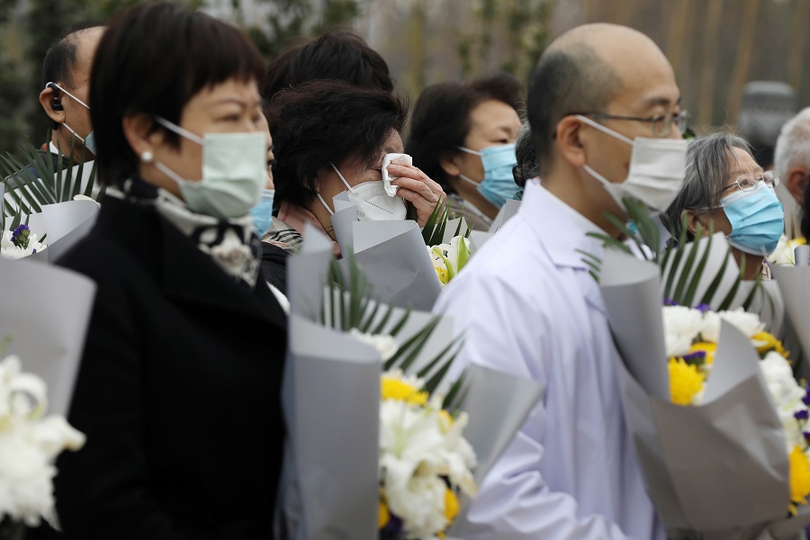 3月24日，捐献者家属在生命追思会现场献花。中国日报记者 朱兴鑫 摄