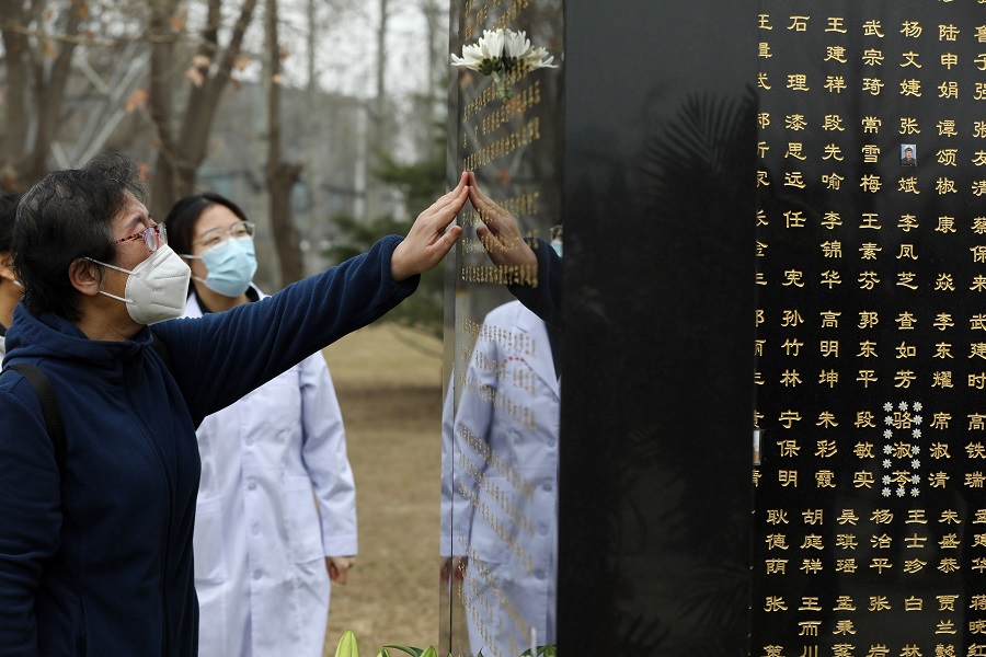 3月24日，捐献者家属在现场触摸纪念墓碑的名字。中国日报记者 朱兴鑫 摄