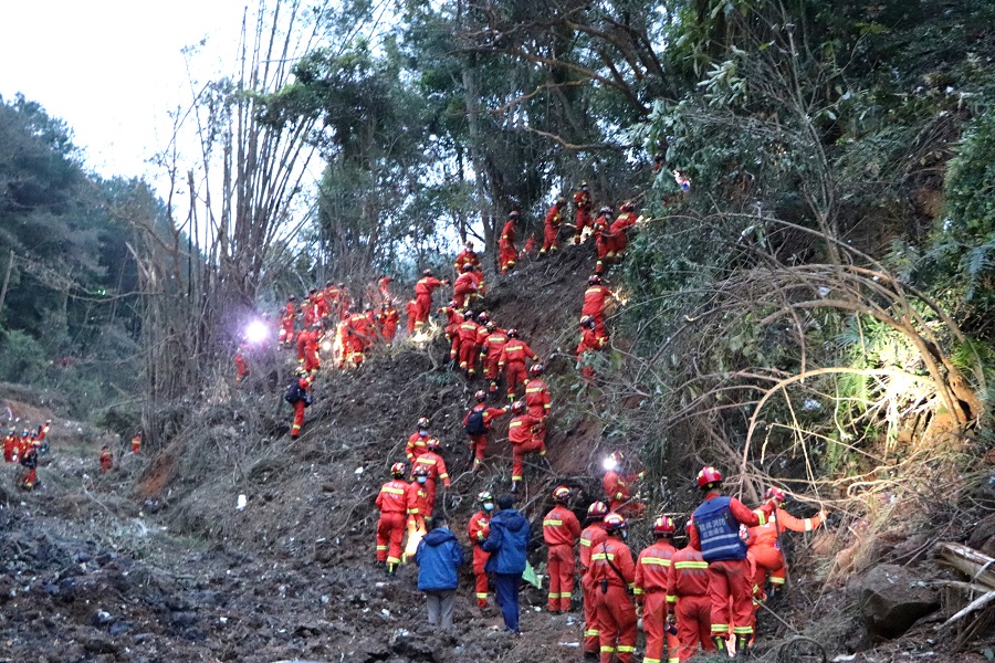 3月22日，广西消防总队救援人员在核心搜救区域进行立体式搜寻。（供图）