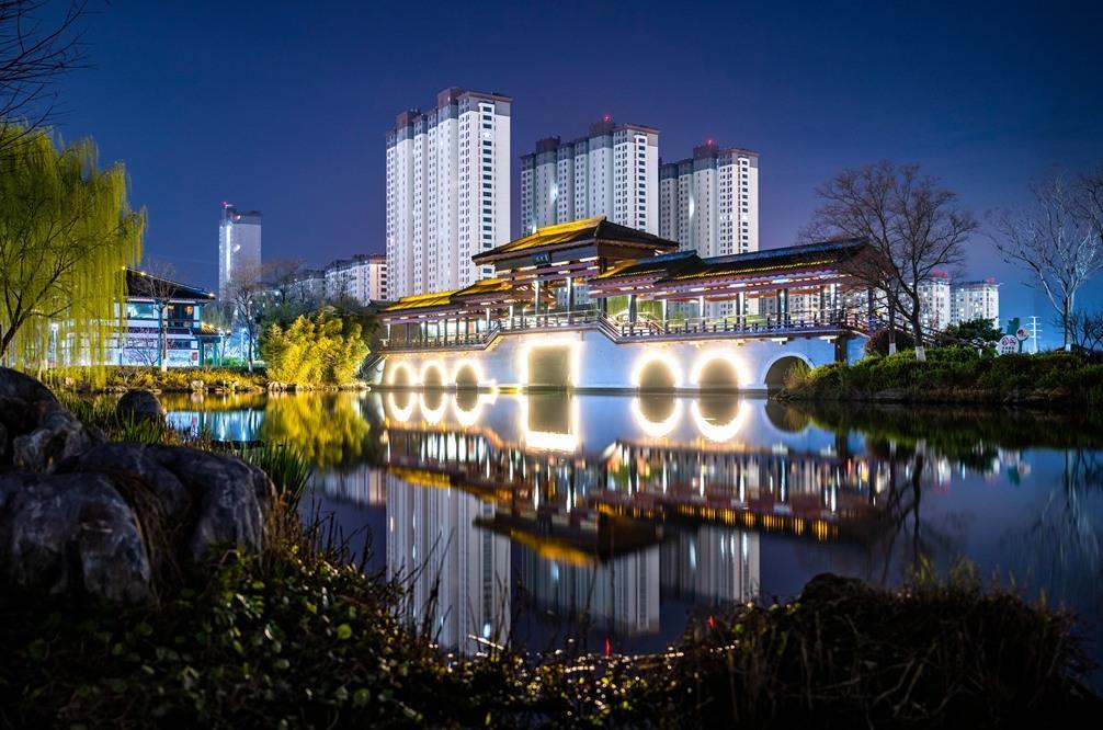 阳春三月,江苏邳州桃花岛公园花红柳绿,绿草茵茵,美景醉人.