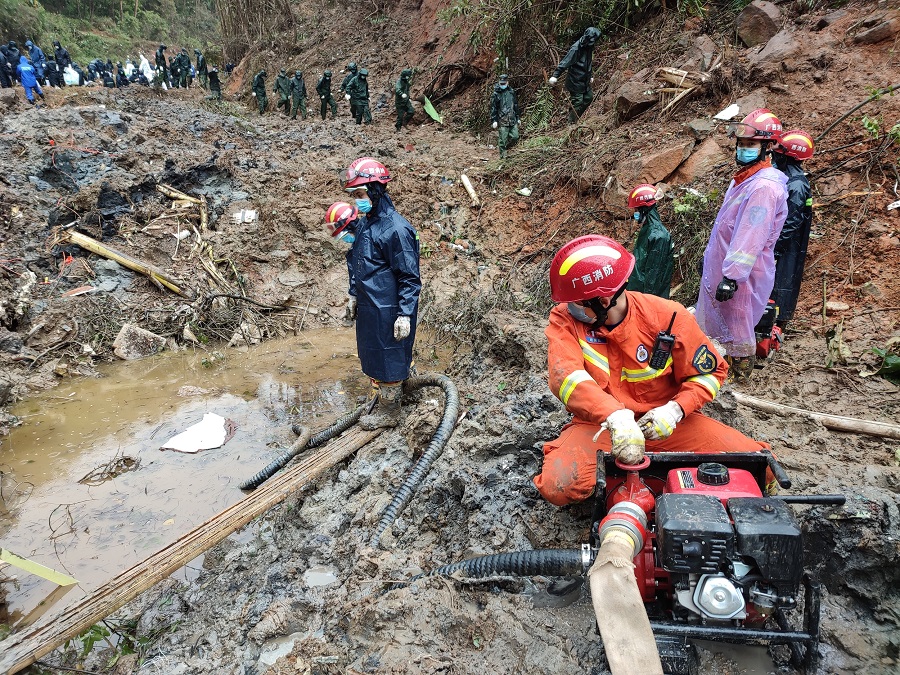 3月23日，广西消防总队救援人员在进行抽水作业。（供图）