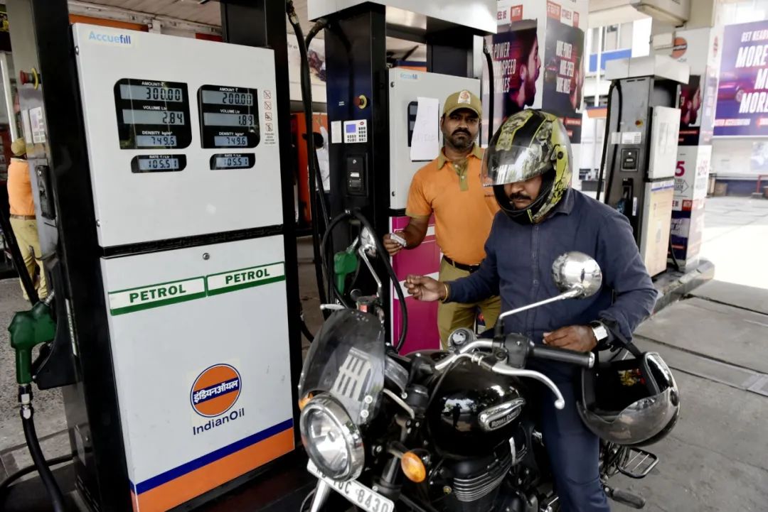 当地时间3月22日，印度加尔各答，一辆摩托车正在加油站加油。图/ICphoto