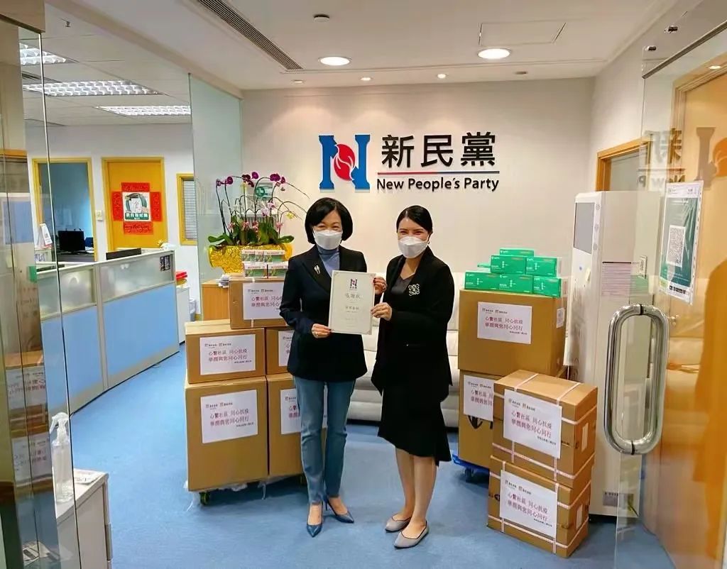 3月15日,香港新民党主席叶刘淑仪接受华润金融捐赠物资