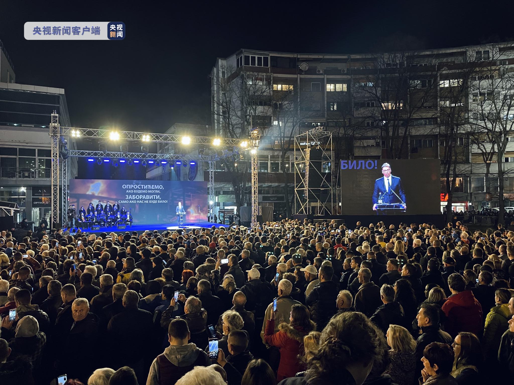 纪念活动举办地塞尔维亚战士广场聚集了众多参加悼念活动的民众