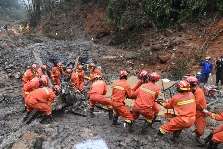 3月24日，搜救人员在事故核心现场继续进行搜索工作。新华社记者 陆波岸 摄