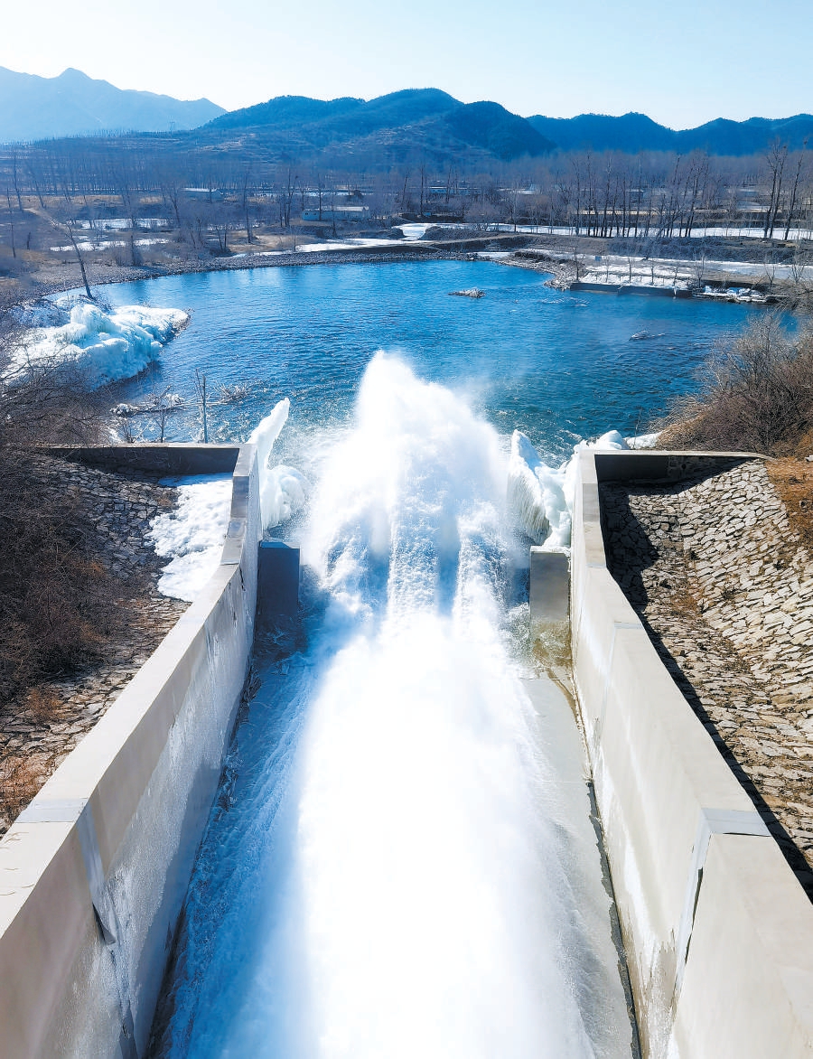 上图:密云水库经潮河输水隧洞向潮白河生态补水. 张敏楠摄