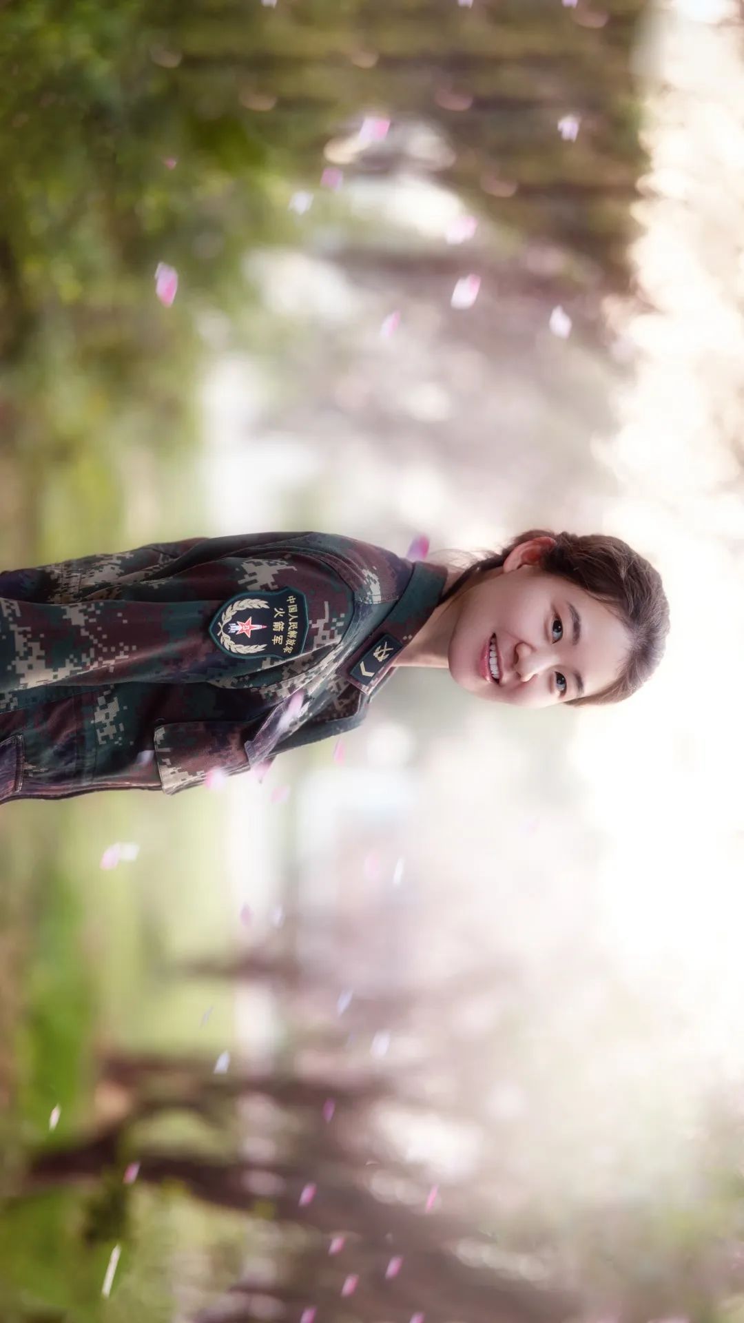 了几分诗情画意留下最美瞬间邂逅春日花海火箭军女兵与花同框绿肥红瘦