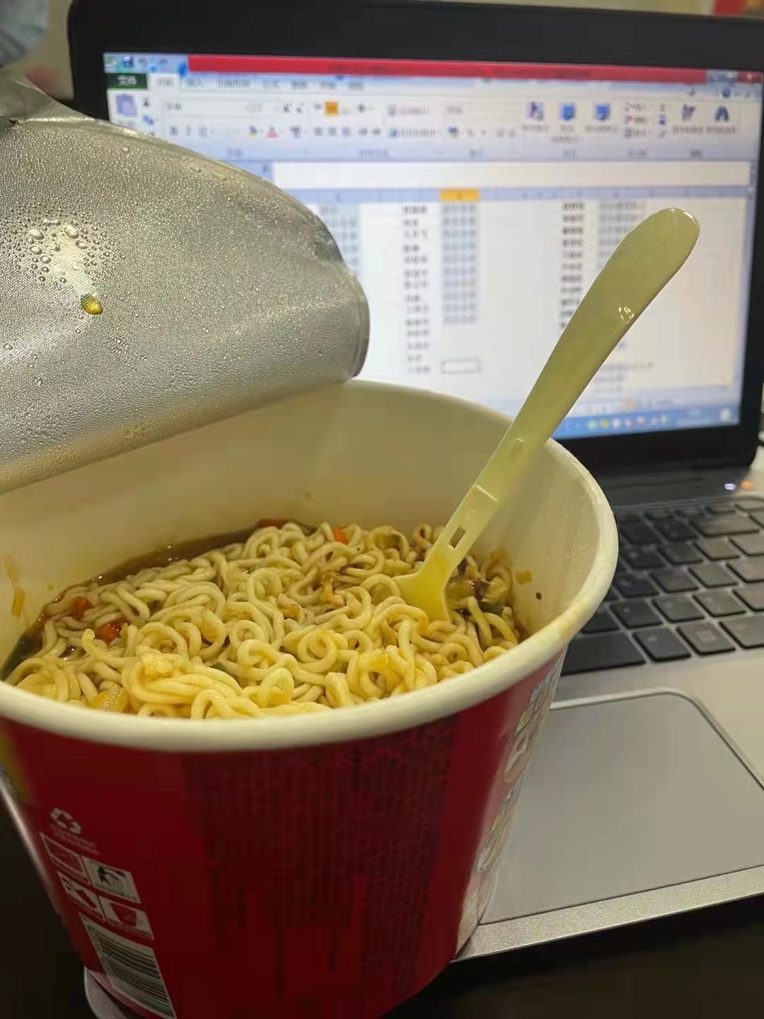 凌晨两点,所有推送信息终于核查完毕,已是精疲力竭的王柯茗在朋友圈