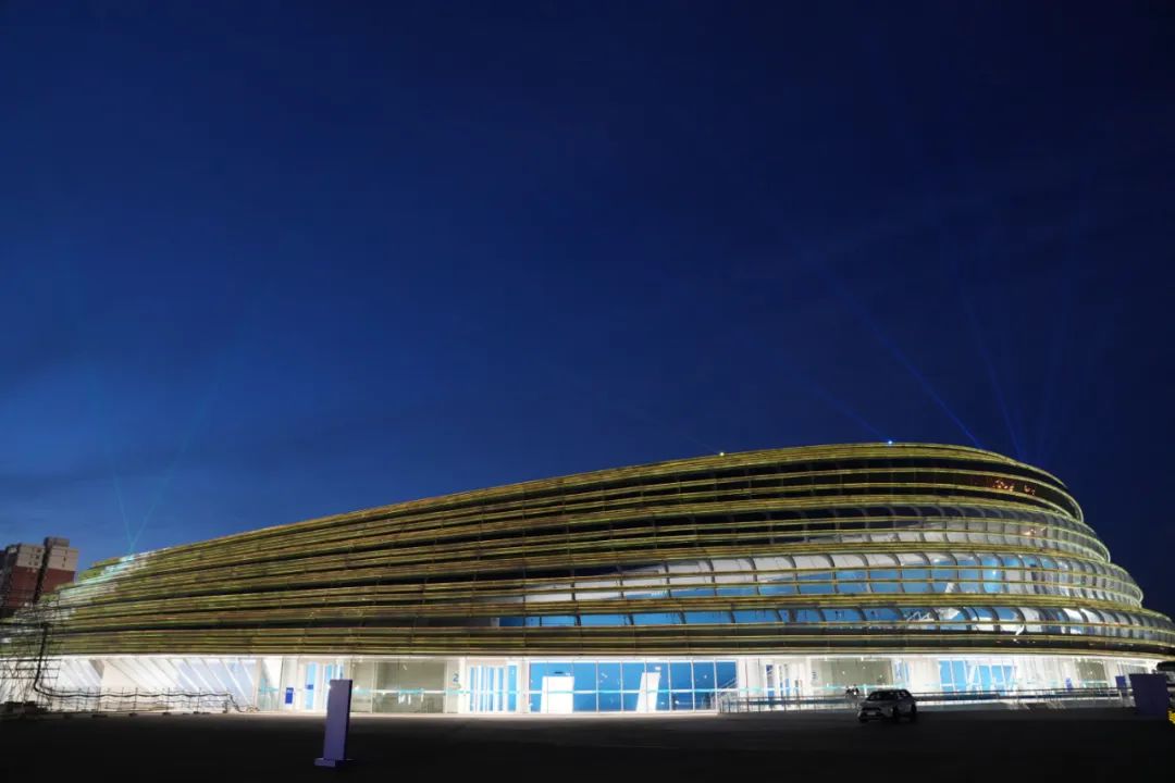 国家速滑馆夜景 新华社记者 王建威 摄