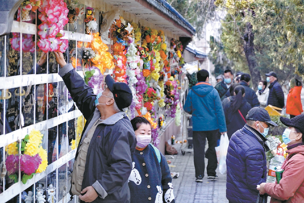 今日天气放晴,恰逢清明节前周末,八宝山人民公墓,革命公墓迎来首个