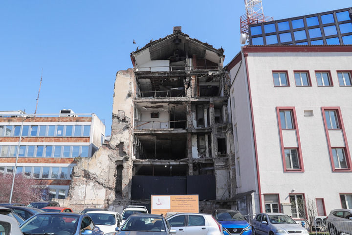 这是3月21日在塞尔维亚贝尔格莱德拍摄的曾经遭遇空袭的塞尔维亚广播电视台大楼。新华社记者郑焕松摄