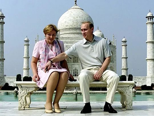 ·2000年，普京访印期间，与妻子游览泰姬陵。