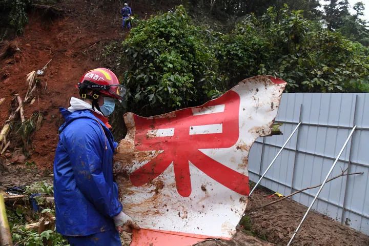 3月24日，搜救人员在事故核心现场继续进行搜索工作。新华社记者陆波岸摄