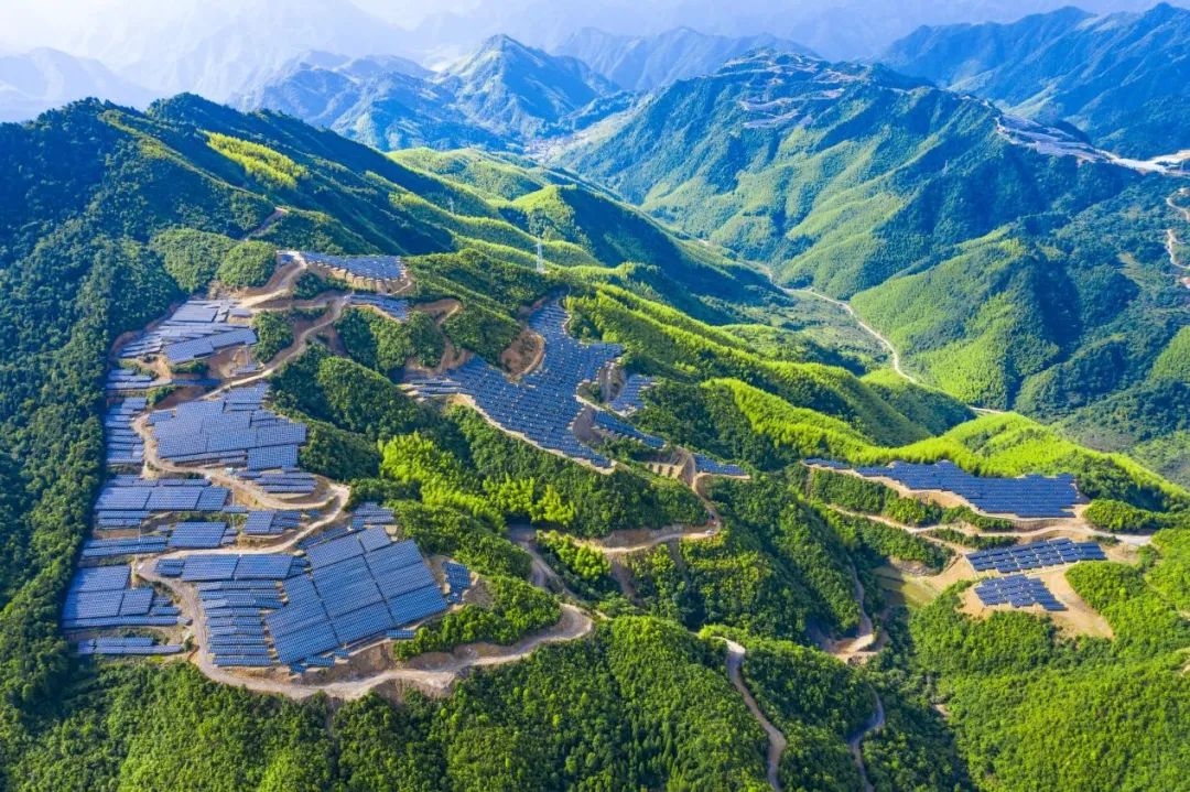 图为位于景宁鹤溪街道金包山村的在大唐景宁52兆瓦光伏发电基地.