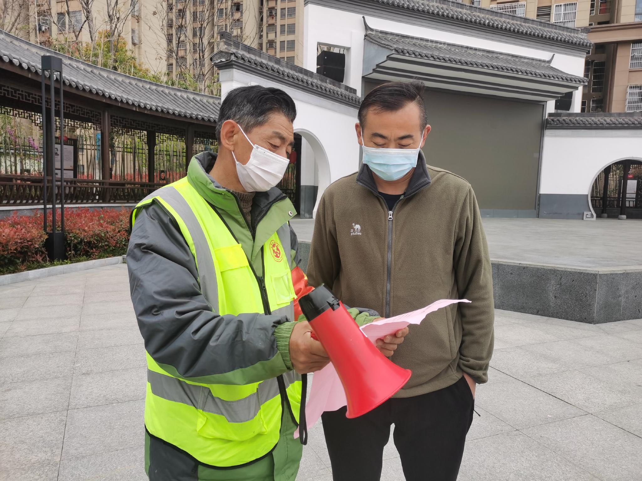 倪寿华向小区居民耐心解释防疫政策
