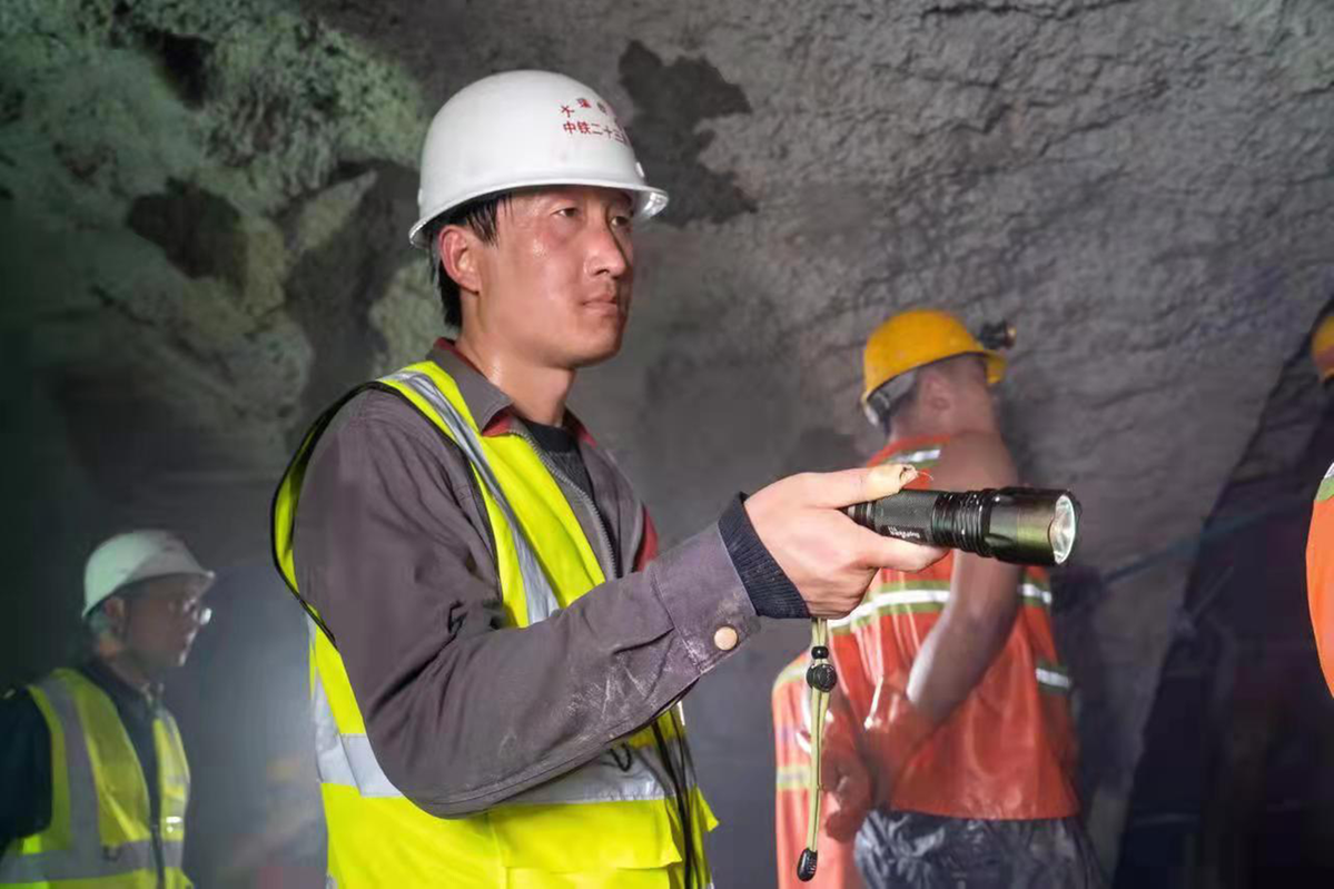 攻克我国围岩掘进难度最大铁路隧道大瑞铁路杉阳隧道贯通大理至保山段