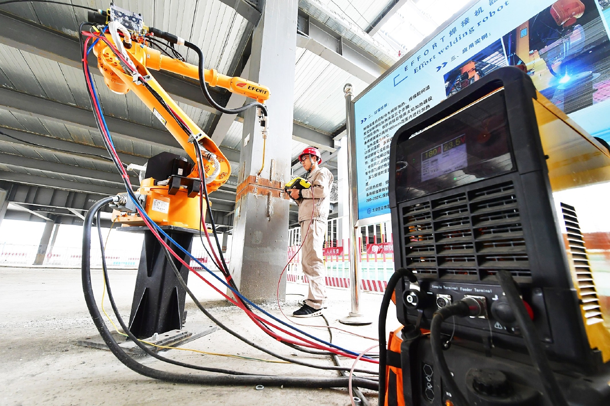 自动焊接机器人在城市副中心重点工程工地"大显神威".记者 常鸣/摄