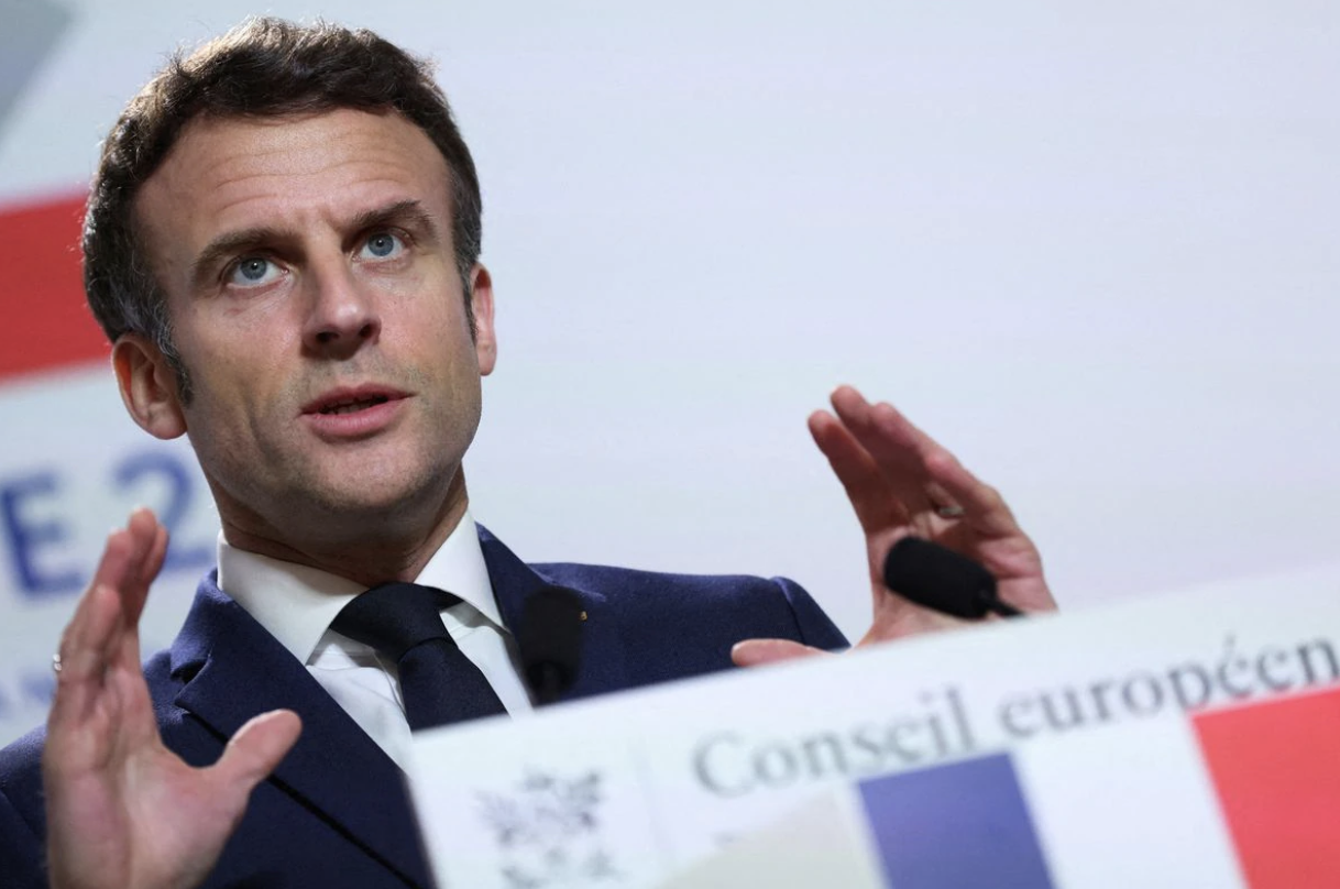 ↑法国总统马克龙表示，不应该通过“言论”造成俄乌冲突升级。