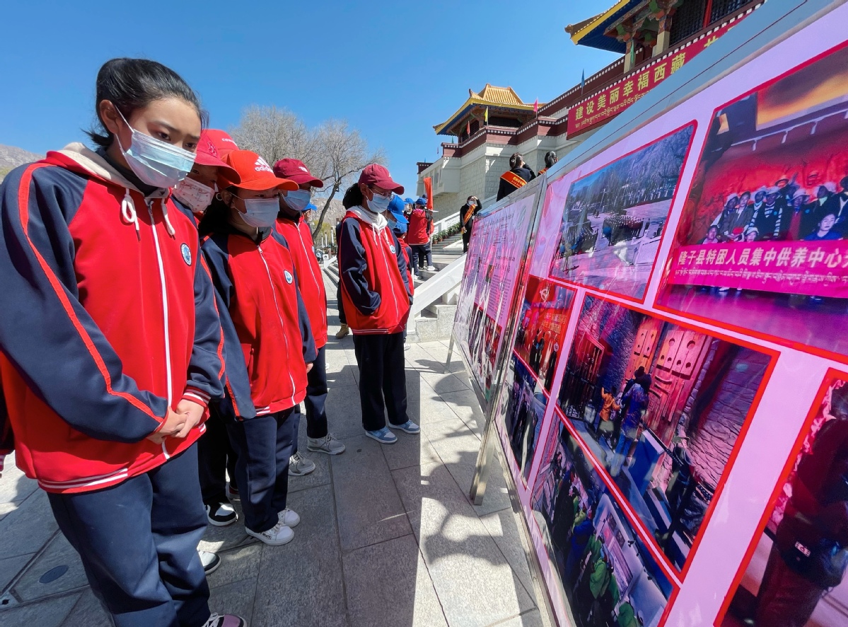 3月28日，西藏博物馆，拉萨市堆龙德庆区中学的学生观看图片展。（次旺 摄）