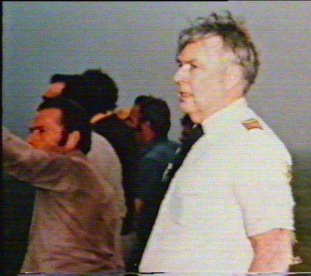 跳下飛機倖存后，望着消防隊員救火的維克多機長