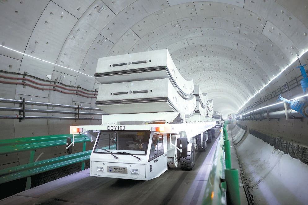 图为特种车辆穿行在隧道中为"运河号"盾构机运送管片.