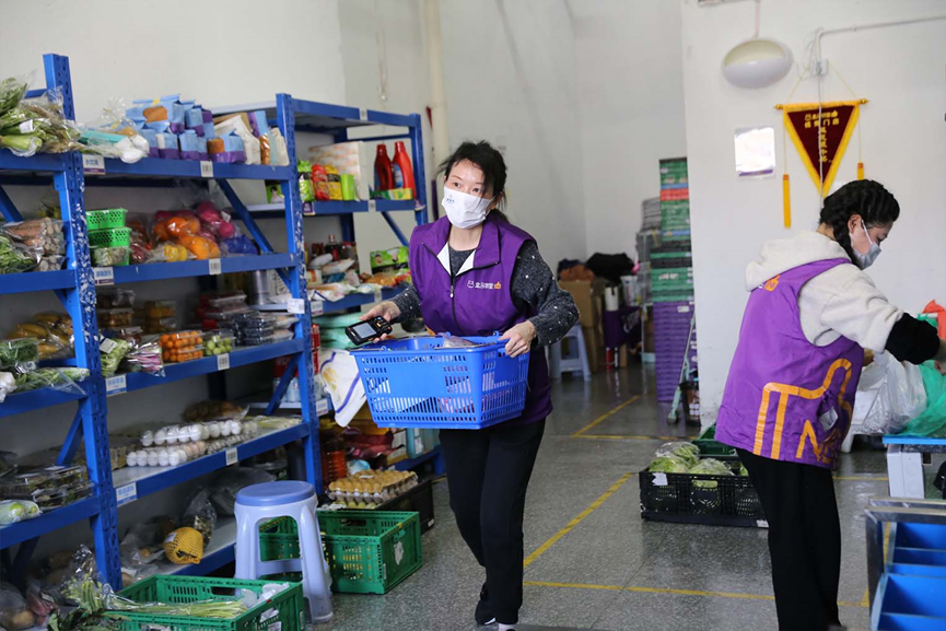 图片说明：近日，上海一家盒马邻里店员工在紧张备货。