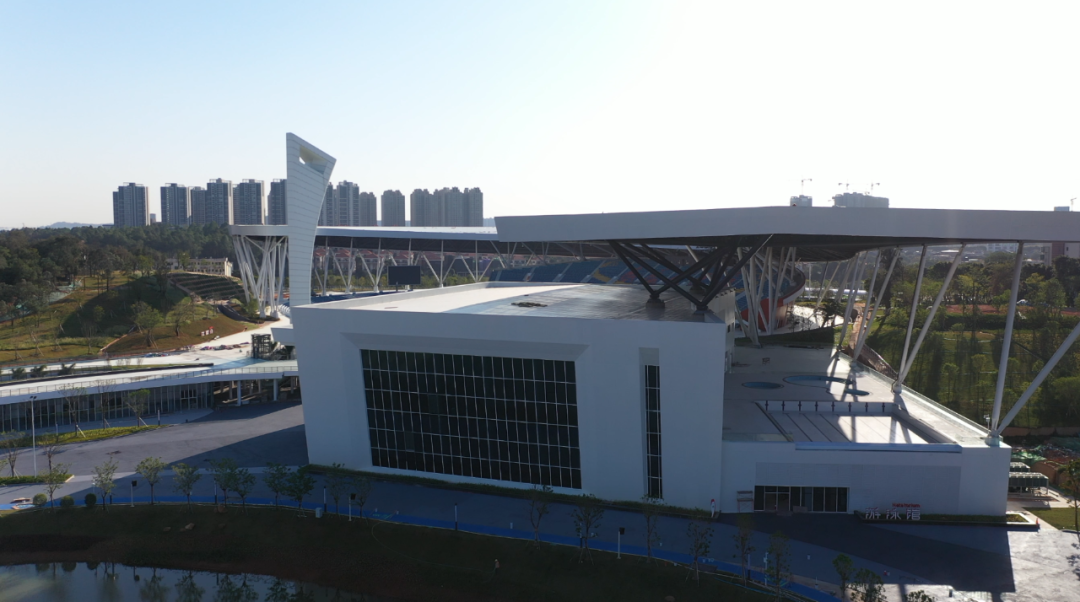 目前, 南海体育中心运营团队正全力推进游泳馆,体育场等场馆设施开放