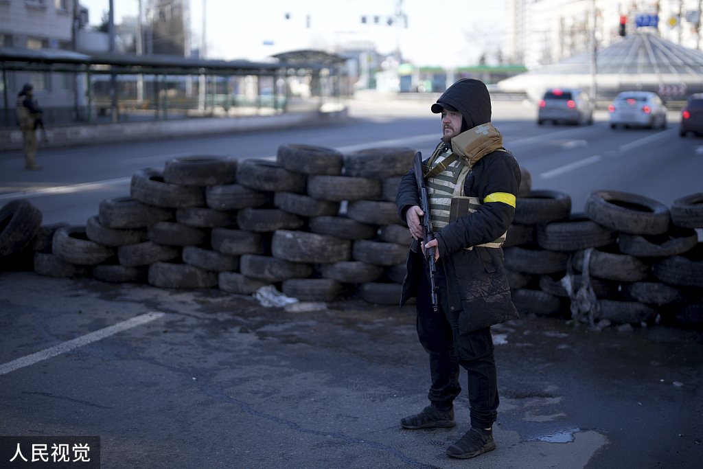 图为俄乌冲突爆发后，乌克兰基辅，乌克兰军人站岗。（资料图）