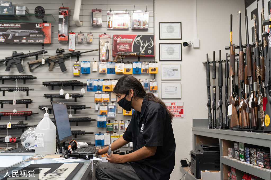 美国一间枪店陈列各种枪支