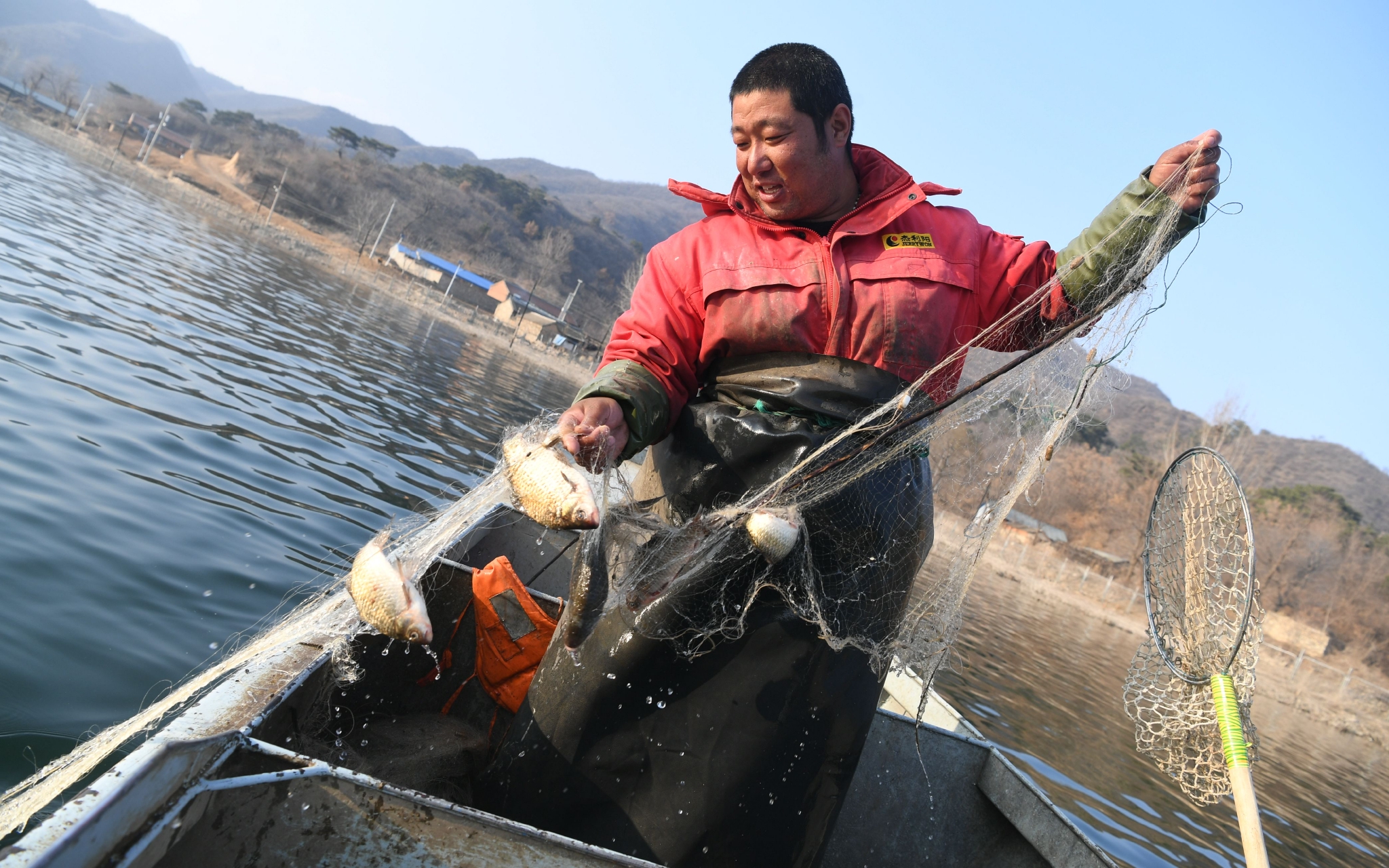 密云水库边的父与子我们可能是北京最后一批持证渔民