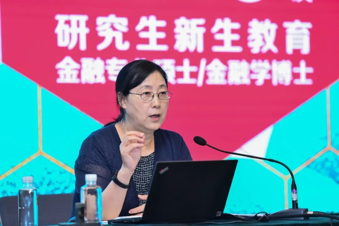 院长张晓慧做新生教育讲座