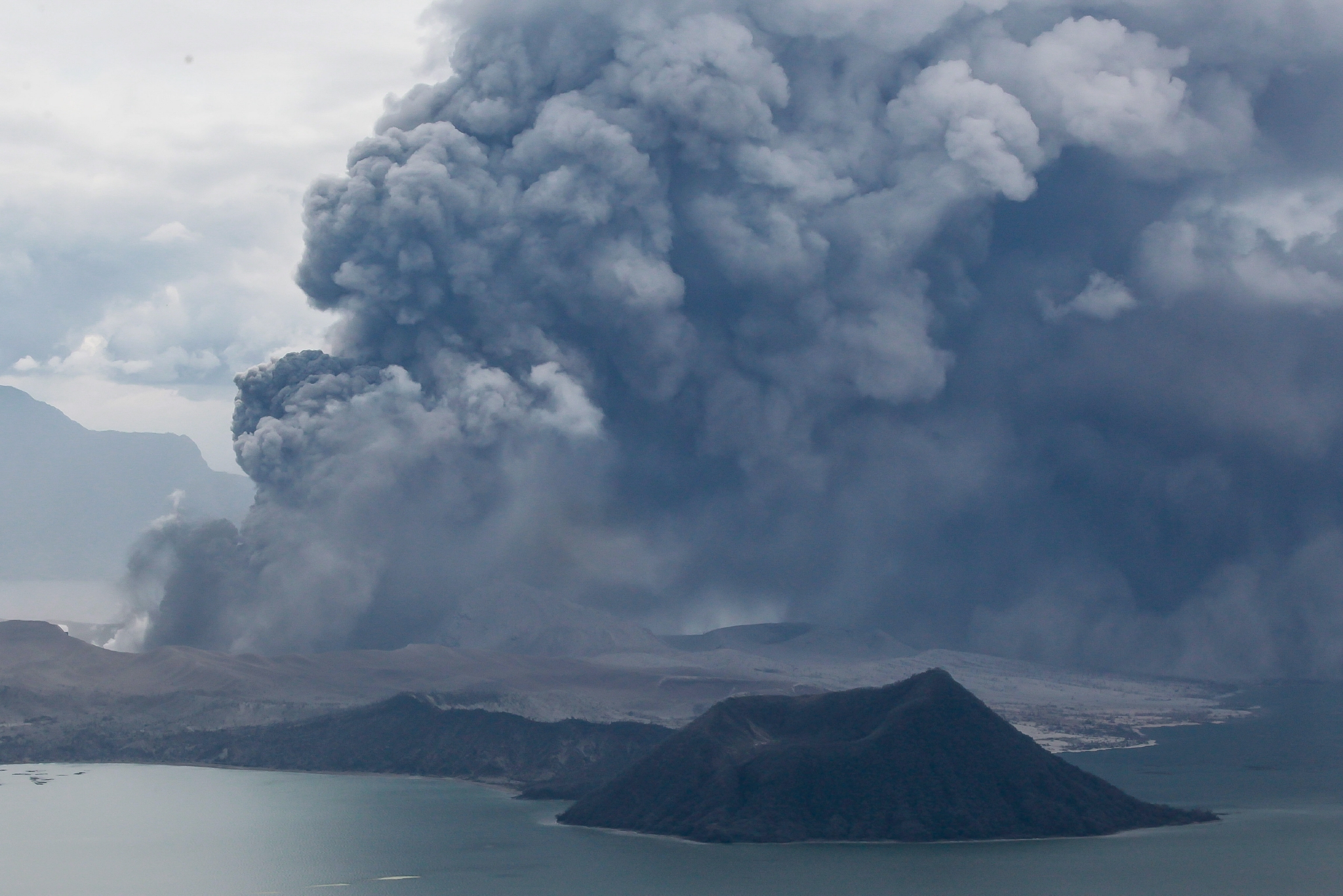 2020菲律宾火山大爆发图片