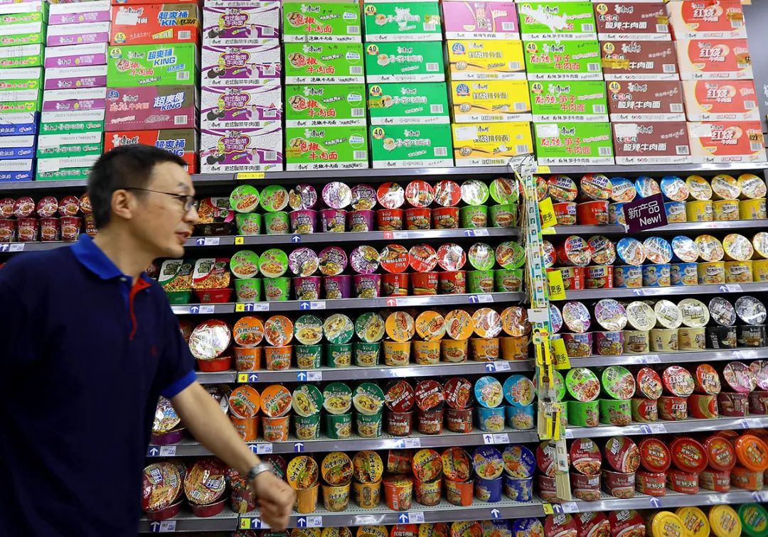 超市货架上的康师傅方便面。图片来源：每经记者 张建 摄