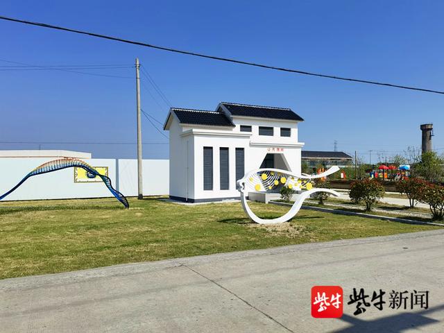 在长沙镇滨海村村民杨晓萍家中,记者看到卫生间里马桶,洗手池等一应俱