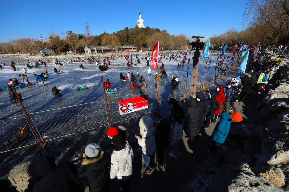 2月4日，市民在北京北海公园冰场上参观。 中国日报记者 朱兴鑫 摄