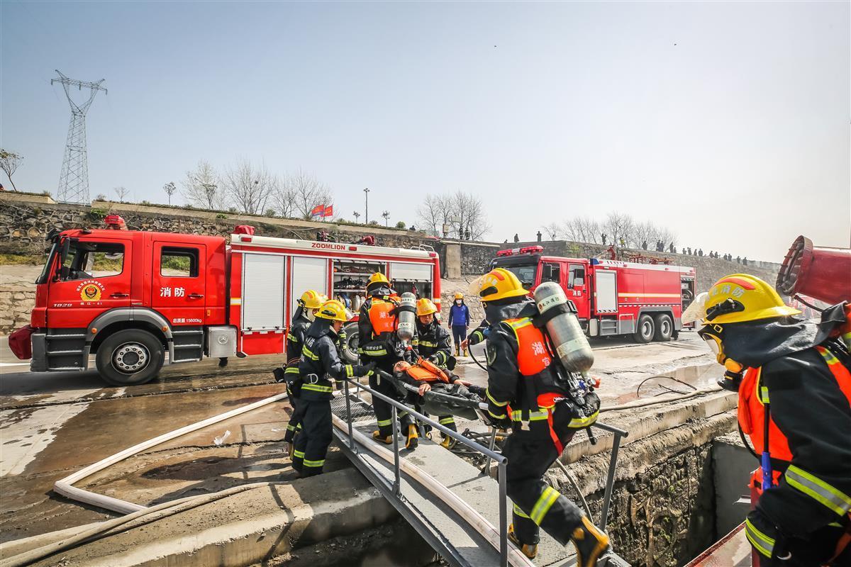 67近十年首次湖北消防开展长江大型轮船火灾事故处置实战演练
