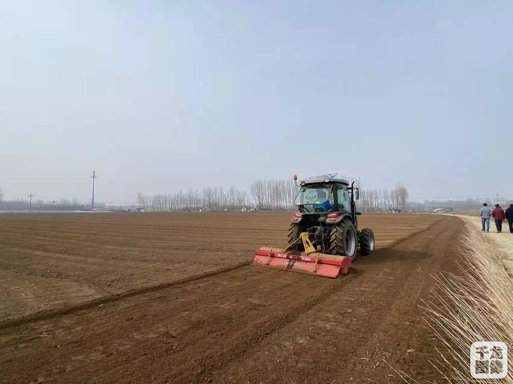旋耕机作业(图片提供:北京市农业机械化管理处)