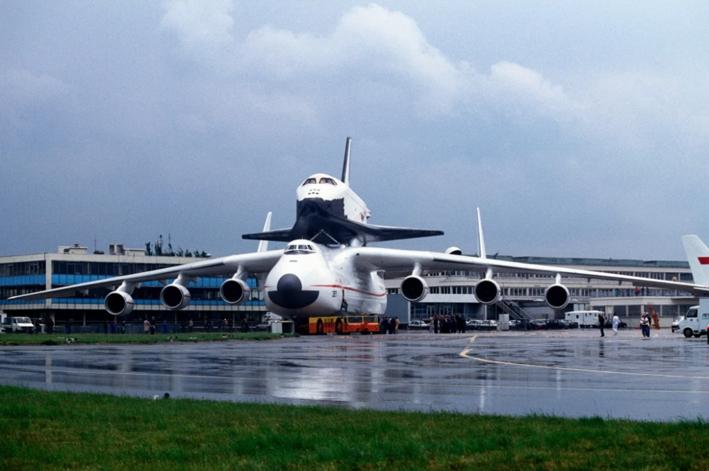 1989年6月，载有“暴风雪”的安-225在法国航展上引起了轰动