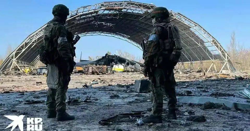 俄军空降兵VDV控制中的霍斯托梅尔机场，背景即是被摧毁的安-225运输机